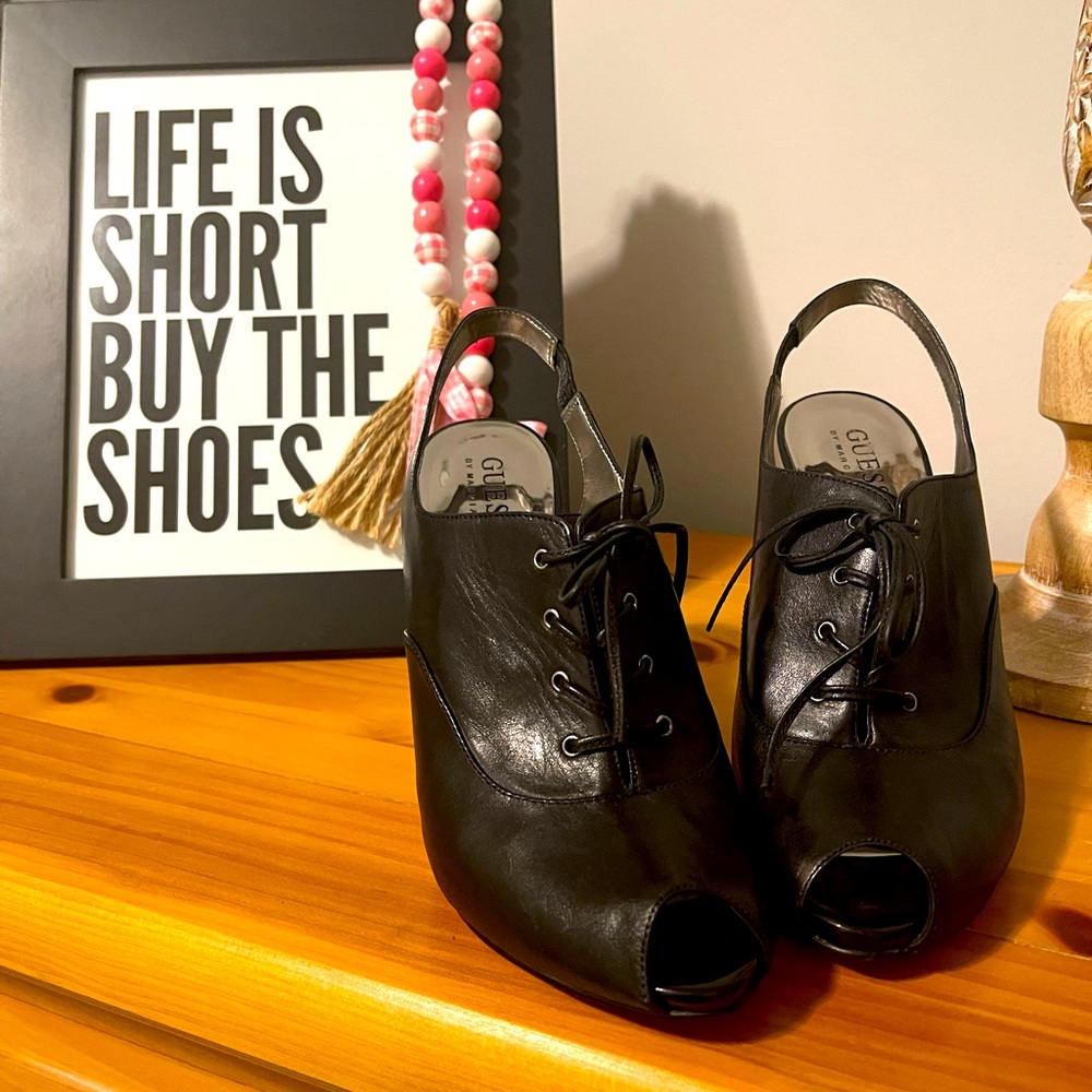 Guess peep toe pump
